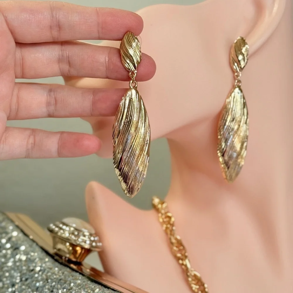 ⚜️ Elegant Gold Textured Drop Earrings
